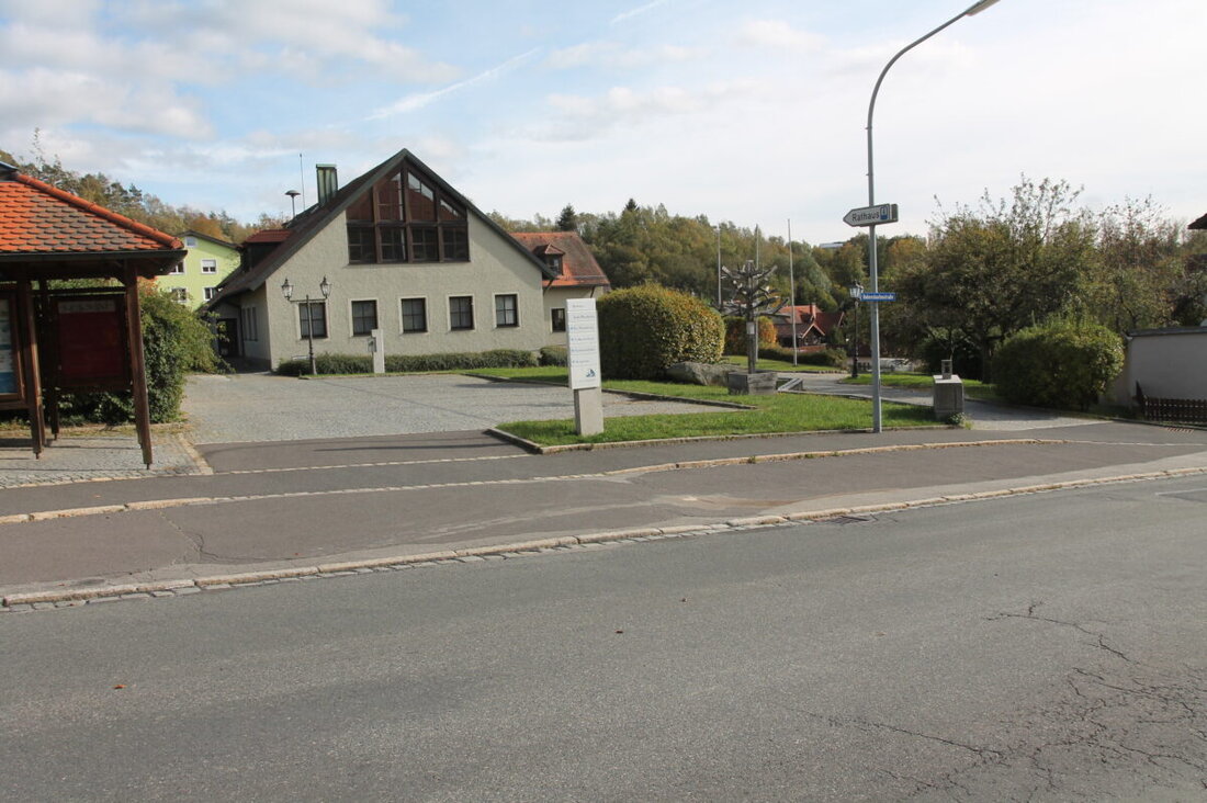 Flossenbürg. Der Gemeinderat plant städtebauliche Maßnahmen zur Aufwertung, inklusive der Verbesserung des Umfelds beim Rathaus. Finanzielle Ergebnisse des Haushaltsjahres 2023 wurden ohne Abweichungen festgestellt und genehmigt.