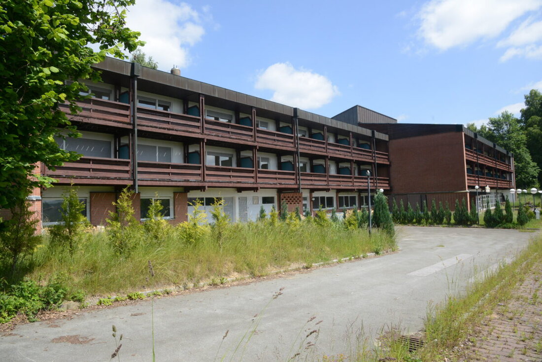 Pleystein. Das Landratsamt verzichtet auf die Nutzung des ehemaligen BRK-Hauses "Am Sonnenhang" als Flüchtlingsunterkunft, wegen gesunkener Flüchtlingszahlen und Bedenken. Eine Übernahme durch ein ausländisches Hotelunternehmen ist unbestätigt.