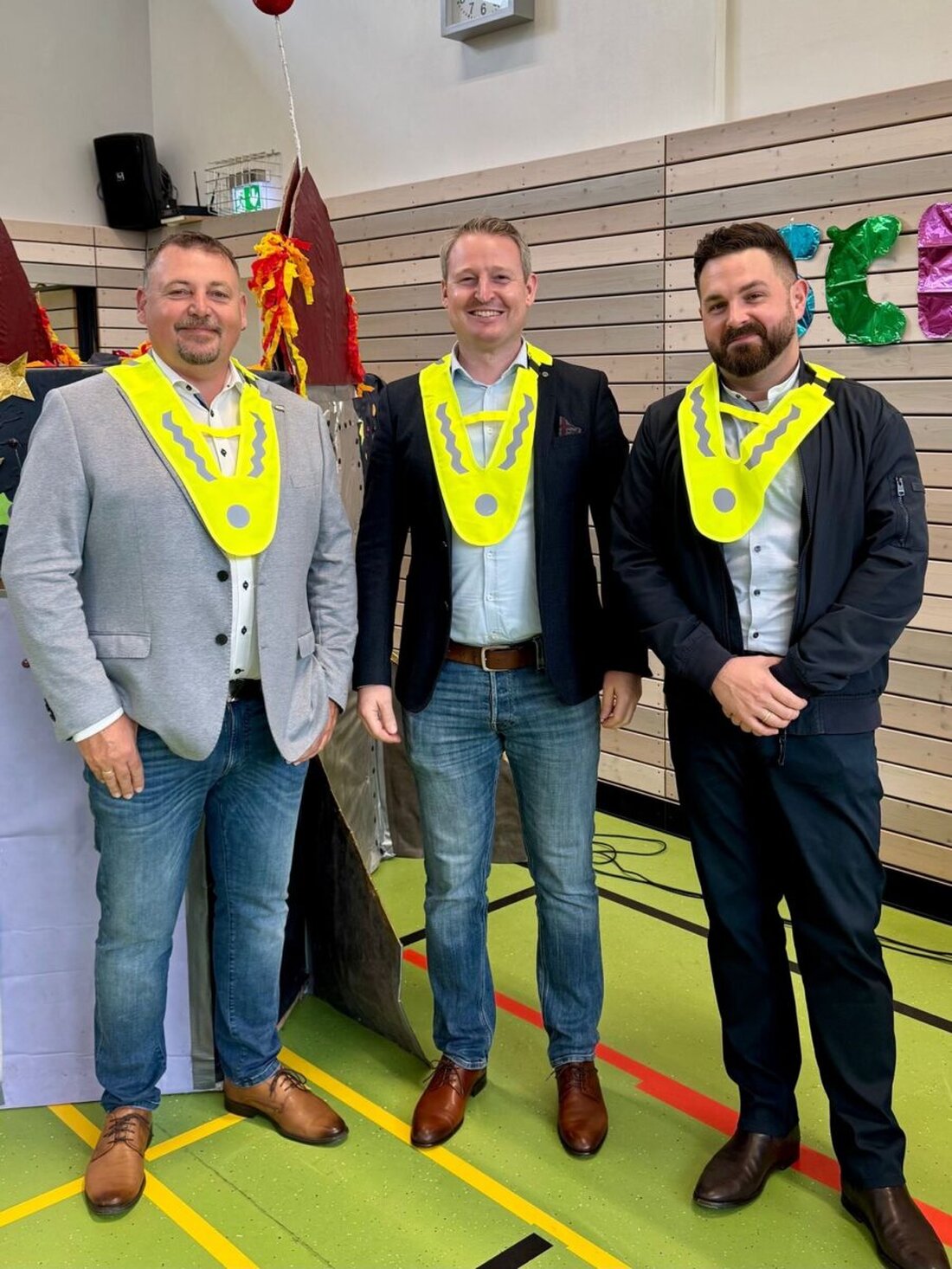 Neustadt. Seit dem 16. September 2025 sind rund 75 Erstklässler mit Warnwesten auf dem Schulweg, und die Bürgermeister fordern Aufmerksamkeit im Verkehr, besonders in den dunklen Monaten.