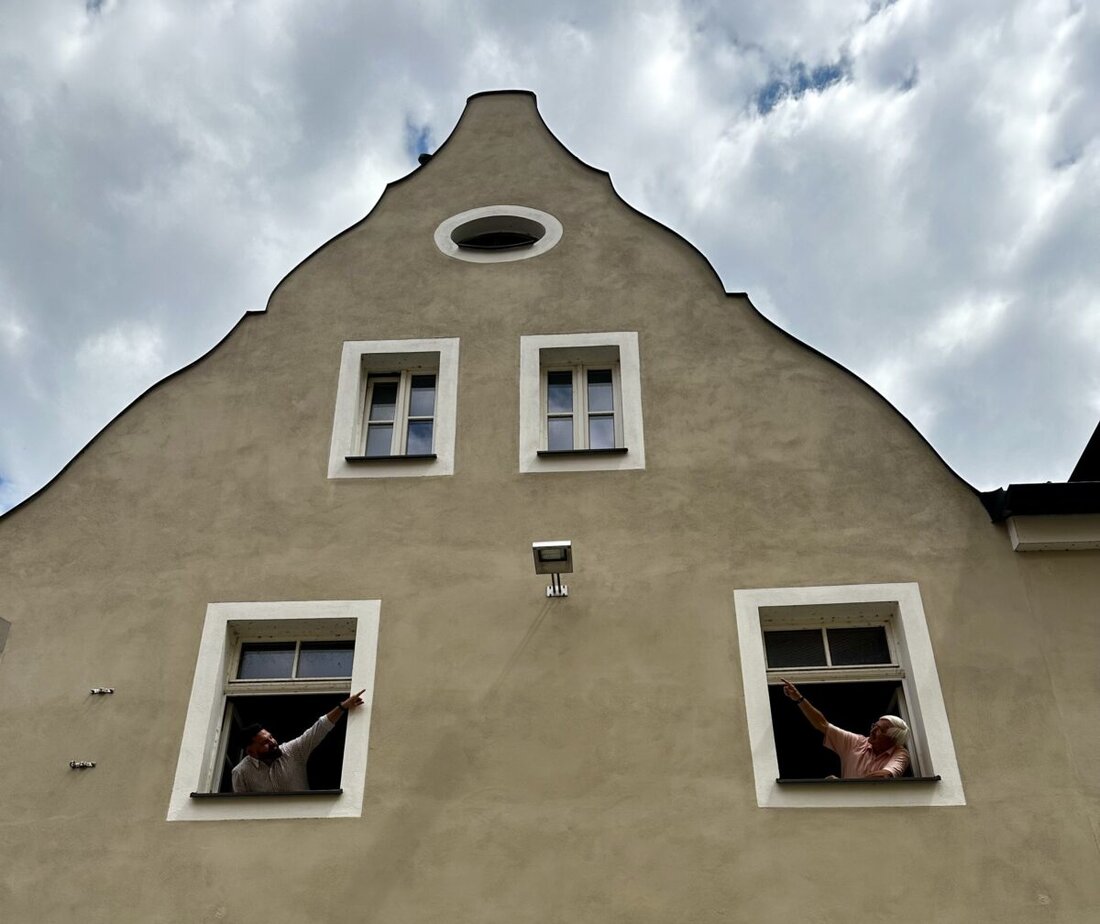 Neustadt. Die Stadt hat ihre Straßenbeleuchtung auf LED-Technik umgestellt, den Stromverbrauch um 46,9% gesenkt und damit signifikant CO₂-Einsparungen erzielt.