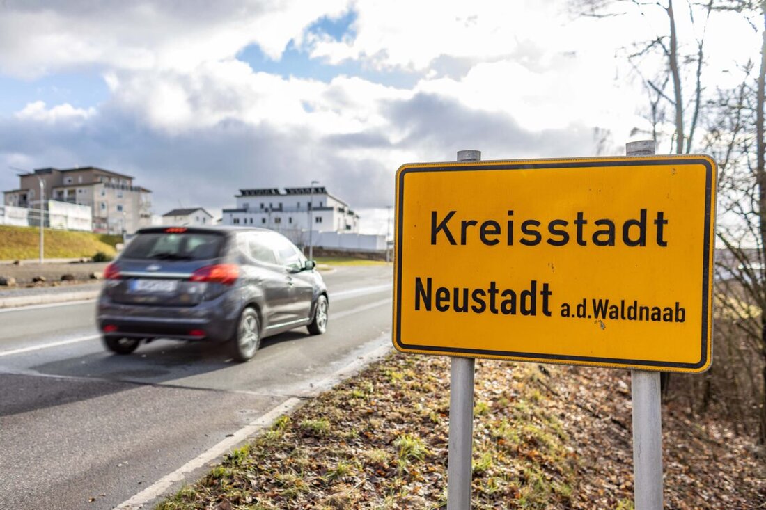 Neustadt/WN. Nach der Stadtratssitzung informiert die Stadt über zwei Vorhaben. Es geht um die Neugestaltung des Stadtplatzes mit Musterfläche und die Sanierung der Freizeitanlage; Arbeiten laufen weiter.