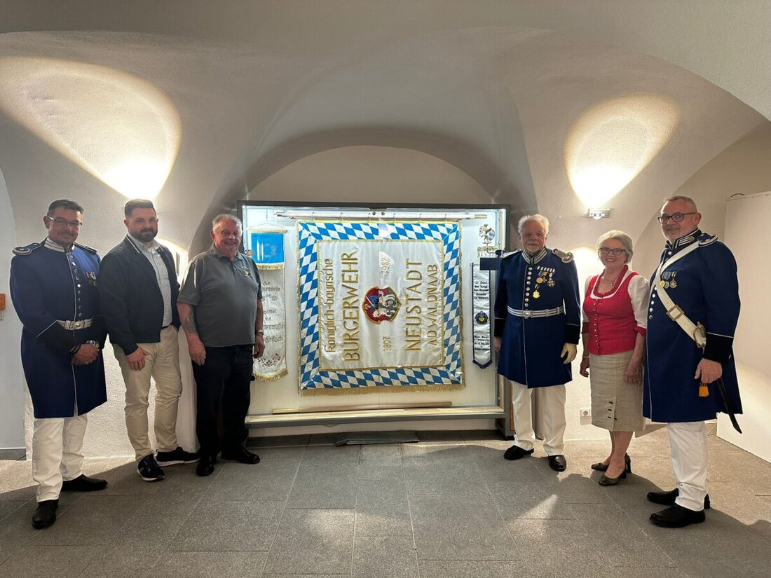Neustadt/WN. Die restaurierte Vereinsfahne der Historisch Königlich Bayerischen Bürgerwehr Neustadt hat einen neuen Platz im Rathaus gefunden. In einer Feierstunde wurde der Fahnenschrank vorgestellt und der ehemalige Fahnenträger zum Ehrenfähnrich ernannt.