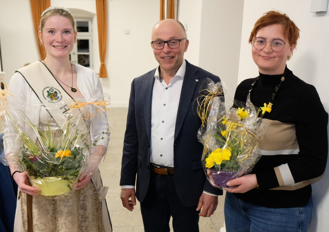 Neustadt. Die Kreisversammlung der OGV-Hobbygärtner blickte auf ein erfolgreiches Gartenjahr 2024 zurück und stellte das vielfältige Programm für 2025 vor, einschließlich einer neuen Holunder-Königin. Höhepunkte waren die Teilnahme am Nordgautag, der Tag der offenen Gartentür und das 30-jährige Jubiläum des Kreislehrgartens.