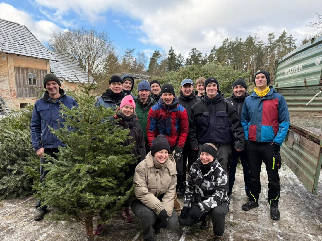 Neustadt/WN. Am 13. Januar halfen 13 Mitglieder des Jugendgremiums effizient bei der Christbaumentsorgung, gefolgt von einer Brotzeit als Dank.
