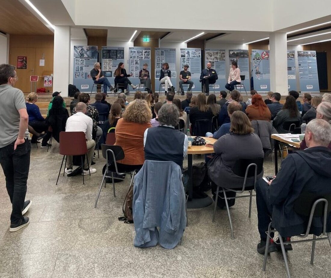 Neustadt. Am 26. März 2025 fand im Gymnasium Neustadt der "Markt der Möglichkeiten" statt, um Demokratiebildung und politische Bildung zu fördern. Organisiert wurde die Veranstaltung von lokalen Bildungs- und Demokratieinitiativen.