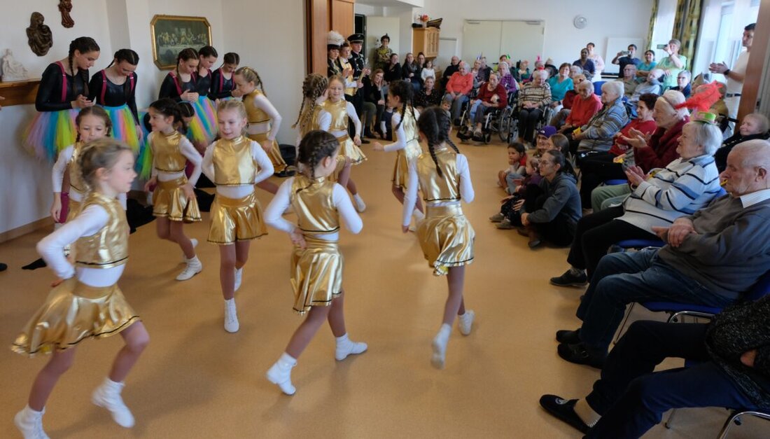 Neustadt. Die Prinzengarden erfreuten mit Tänzen und Aufführungen die Senioren im Heim "Am Reiserwinkel" und übertrafen alle Erwartungen.