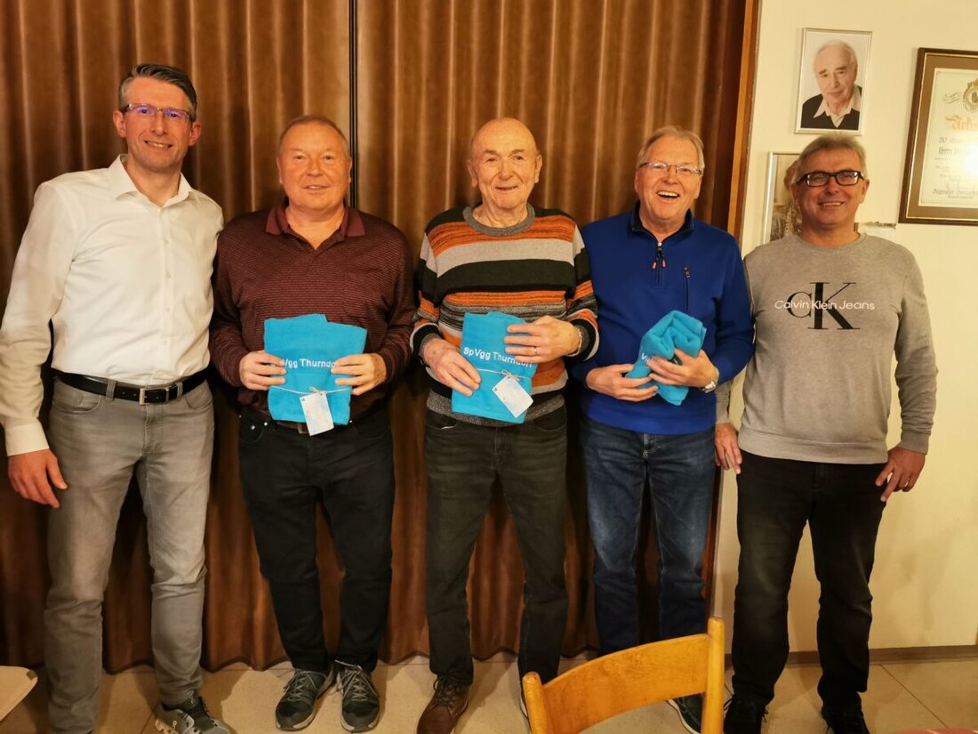Thurndorf. Bei der Jahresversammlung bilanzierte die Spvgg Thurndorf ein aktives Jahr mit Tennis, Dorfolympiade und Preisschafkopf, wählte die Vorstandschaft neu und ehrte Mitglieder für 40 Jahre.
