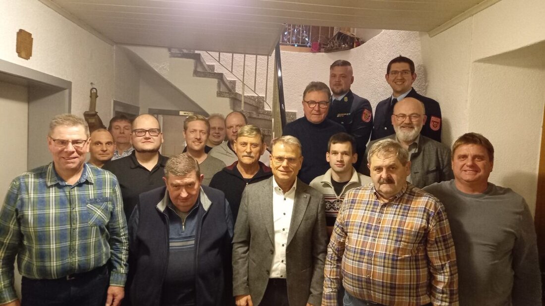 Bernstein. Die Feuerwehr verjüngte bei der Jahreshauptversammlung ihre Vorstandschaft. Fünf Neumitglieder traten bei; der Verein zählt 134 Mitglieder und blickt zuversichtlich auf die nächsten drei Jahre.