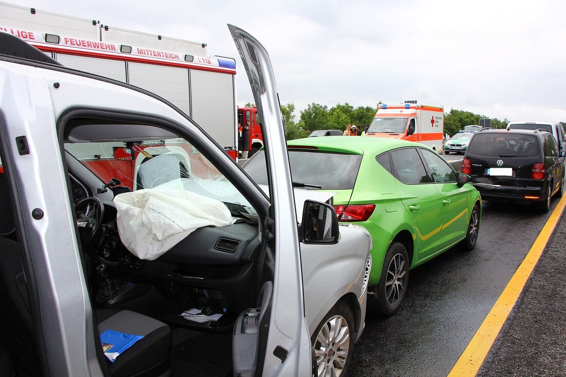 Tirschenreuth. Auf der A93 kam es zwischen den Anschlussstellen Mitterteich-Süd und Wiesau in Fahrtrichtung Weiden zu einem Unfall im einspurigen Baustellenbereich.  Ein Fahrzeug musste verkehrsbedingt abbremsen. Dadurch kam es zu [&hellip;]