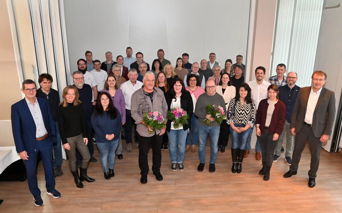 Floß. Nexans autoelectric ehrt 57 Mitarbeitende für zusammen 1.225 Jahre Betriebstreue; im Schnitt 21 Jahre, darunter eine Rekordhalterin mit 45 Jahren. 14 Geehrte kommen aus der Entwicklung.