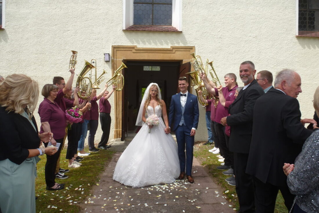 Kaltenbrunn. Nicolas und Michelle Braun gaben sich in der St.-Martinskirche das Ja-Wort. Kennengelernt im Hurrikan in der Dominikanischen Republik, planen sie den Umzug in die Oberpfalz und Flitterwochen auf den Seychellen.
