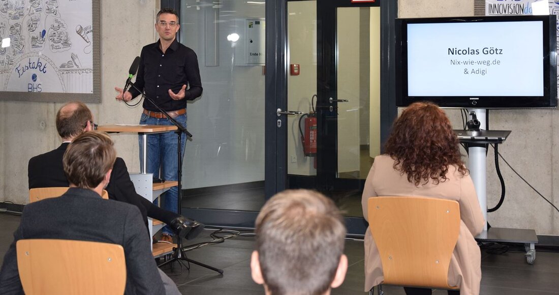 Weiherhammer. Der Landkreis Neustadt/WN bietet “Platz für Vereinfacher”. Wie smart die Region schon heute ist, beweisen viele Beispiele von Künstlicher Intelligenz entwickelt im Landkreis.  Von Kristine Mann Ja, auch der [&hellip;]