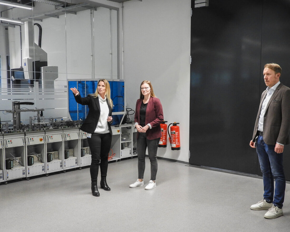 Weiherhammer. SPD-Landtagsabgeordnete Nicole Bäumler besuchte die C4TRENDS GmbH und das ÜBZO, um sich über innovative Ansätze in der beruflichen und digitalen Bildung zu informieren. Sie betonte die Bedeutung von Digitalisierung und praxisnaher Ausbildung für die Zukunft.