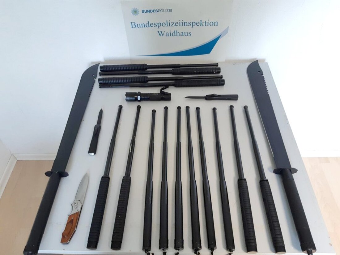 Pleystein. Während Fahnder der Waidhauser Bundespolizei am Mittwochnachmittag einen Niederländer (22) an der A6-Ausfahrt Pleystein kontrollierten, entdeckten sie im Auto des Mannes ein regelrechtes Waffenarsenal. “Der 22-Jährige war auf einem [&hellip;]