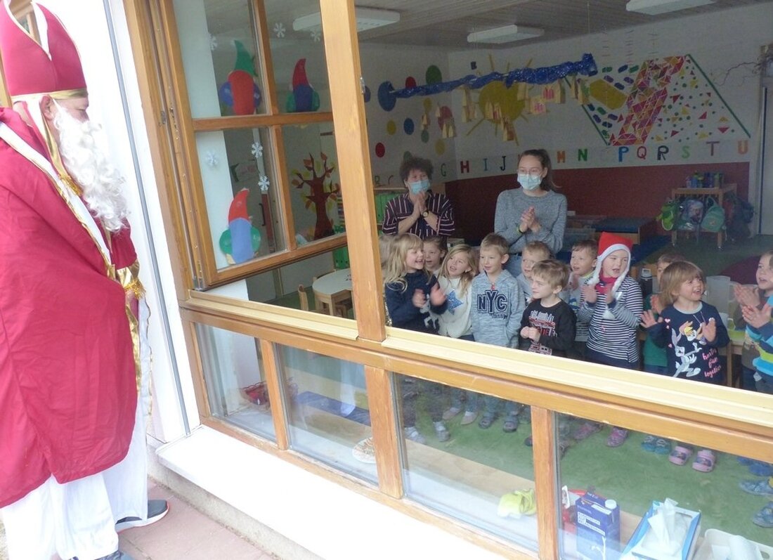 Leuchtenberg. „Lasst und froh und munter sein“ und viele weitere Lieder gesungen von den Mädchen und Buben im Leuchtenberger Kindergarten gehen direkt ins Herz vom Nikolaus. Von Sieglinde Schärtl  Er [&hellip;]