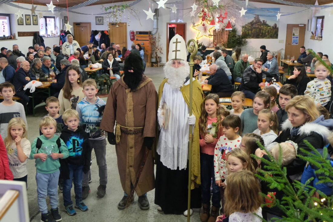 Floß. Beim Nikolausmarkt des Kleintierzuchtvereins sorgten Frühschoppen, Musik und eine Verlosung mit Gänsen, Enten, Gockeln und einem Schweineschlegel für Stimmung. St. Nikolaus mit Knecht Ruprecht erfreute Kinderherzen.