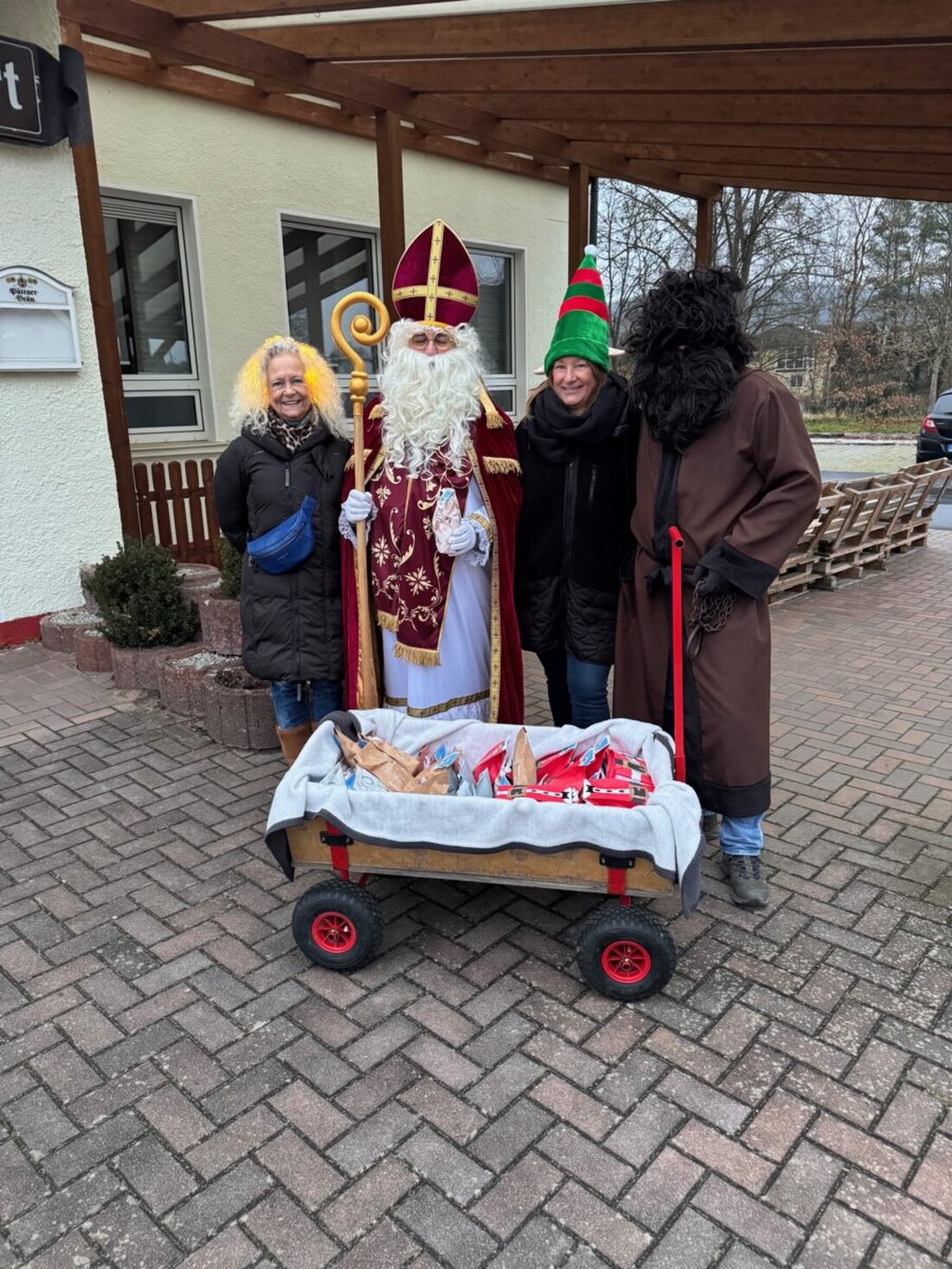 Dießfurt. Zum vierten Mal zog der Förderverein des FC Dießfurt als Nikolaus mit Knecht Ruprecht, Engel und Wichtel durch den Ort und beschenkte Kinder an den Haustüren. Viele warteten bereits und freuten sich über kleine Gaben.