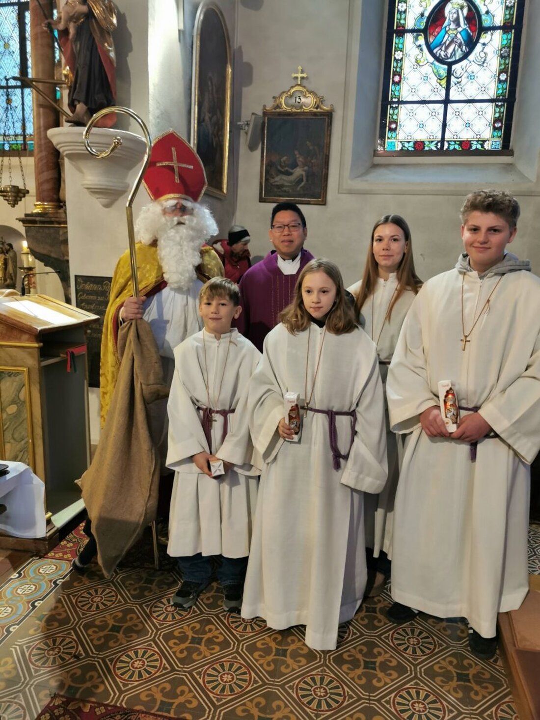 Thurndorf. Der Hl. Nikolaus besuchte den sonntäglichen Gottesdienst und kam pünktlich nach dem Segen von Pater Samuel. Kinder, Kinder- und Jugendchor sowie die Erstkommunikanten standen im Mittelpunkt, Geschenke inklusive.