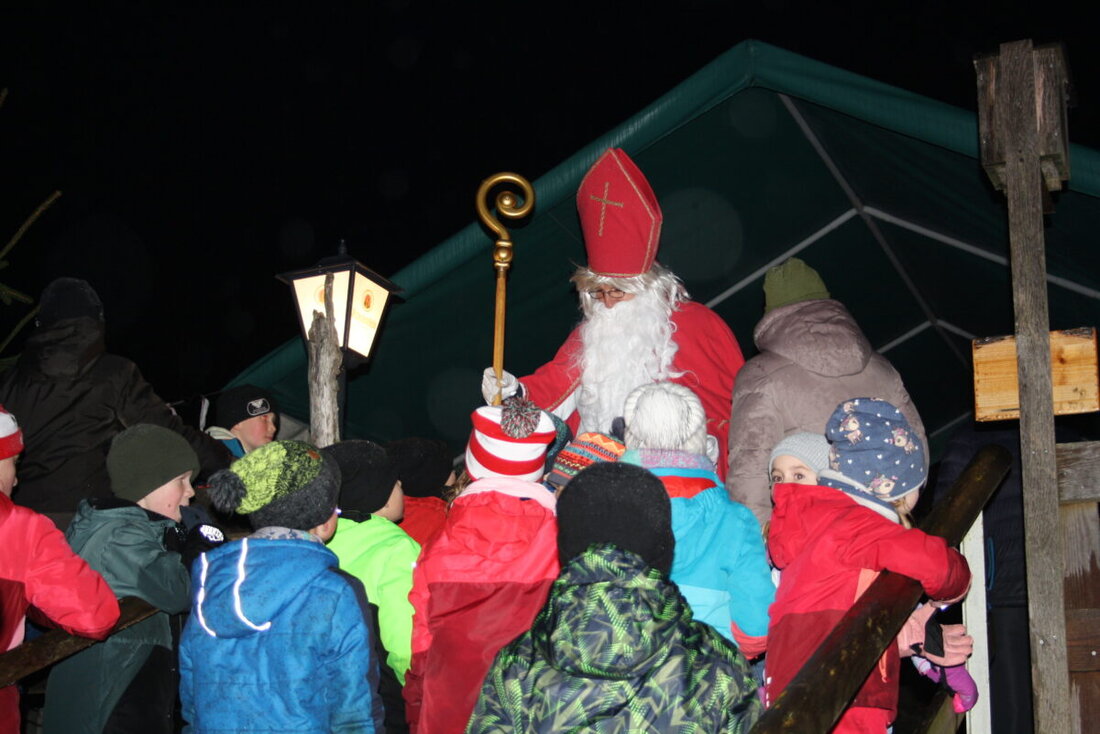 Georgenberg. Am Samstag, 6. Dezember, lud der Oberpfälzer Waldverein zur Familienwanderung mit Kinderwaldweihnacht; Start war um 16 Uhr an der Pfarrkirche in Neukirchen zu St. Christoph, Höhepunkt war der heilige Nikolaus an der Mühle.