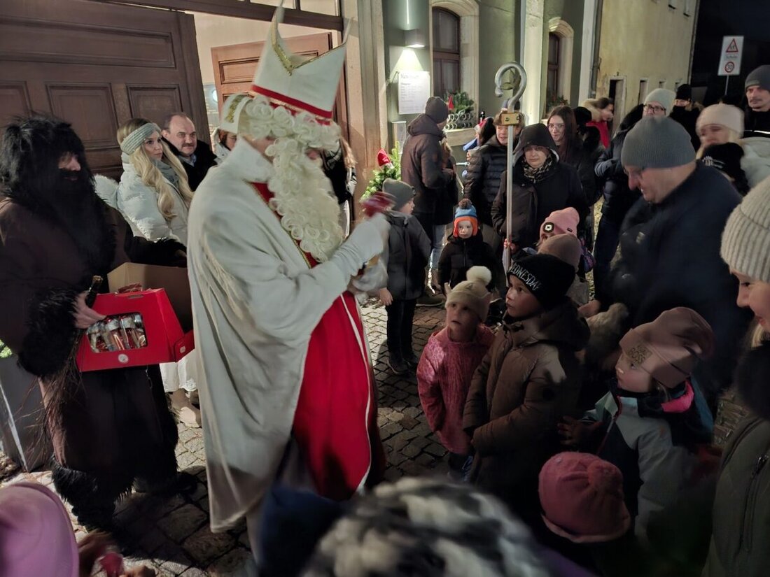 Eslarn. Beim Nikolaus-Empfang am Rathaus leuchteten Kinderaugen; Bürgermeister Reiner Gäbl öffnete das Rathaus, der SPD-Ortsverein schenkte gratis warme Getränke aus. Nikolaus, Krampus und zwei Engel verteilten Schoko-Nikoläuse.