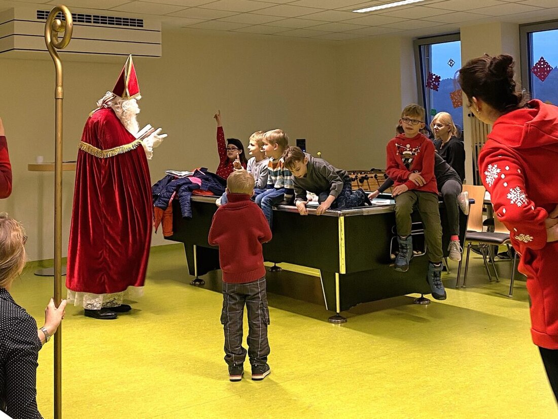 Teublitz. Der Nikolaus besuchte mit Geschenken und Leckereien den Kinder- und Jugendtreff, wo über 25 Kinder leuchtende Augen bekamen. Weitere Aktionen sind geplant, inklusive einer Weihnachtsfeier am 13. Dezember.