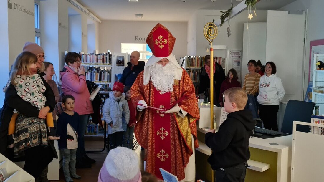 Eschenbach. Der Heilige Nikolaus besuchte zusammen mit Knecht Ruprecht die Stadtbibliothek und verteilte Süßigkeiten an die Kinder. Nach mahnenden Worten zum Lesen gab es auch Fotos mit dem Nikolaus am Christbaum.
