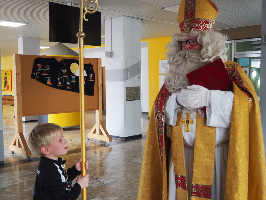 Erbendorf. Am 5. Dezember besuchte der Heilige Nikolaus die Grund- und Mittelschule, brachte festliche Stimmung und Geschenke für die Kinder.