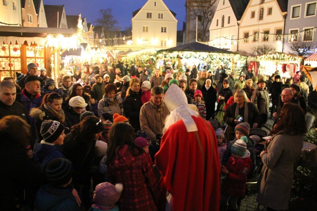Weiden. Trotz Dachschulsanierung am Alten Rathaus, müssen die Weidener nicht auf ihren traditionellen Adventskalender verzichten. Sogar Nikolaus und Engelchen kommen zu Besuch.  Wochentags von Montag bis Freitag um jeweils 16.30 [&hellip;]