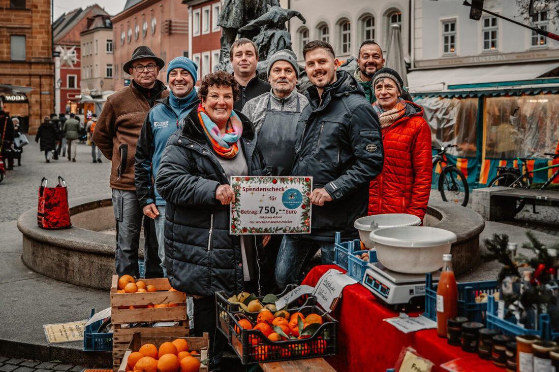Amberg. Auf dem Wochenmarkt sorgten Nikolaus Thumbeck und Musiker Felix Gleixner für Stimmung; Kinder bekamen Geschenke. Gesammelt wurden Spenden für Nino's Freunde e.V.: 750 Euro für Vorsitzende Kerstin Borchert.