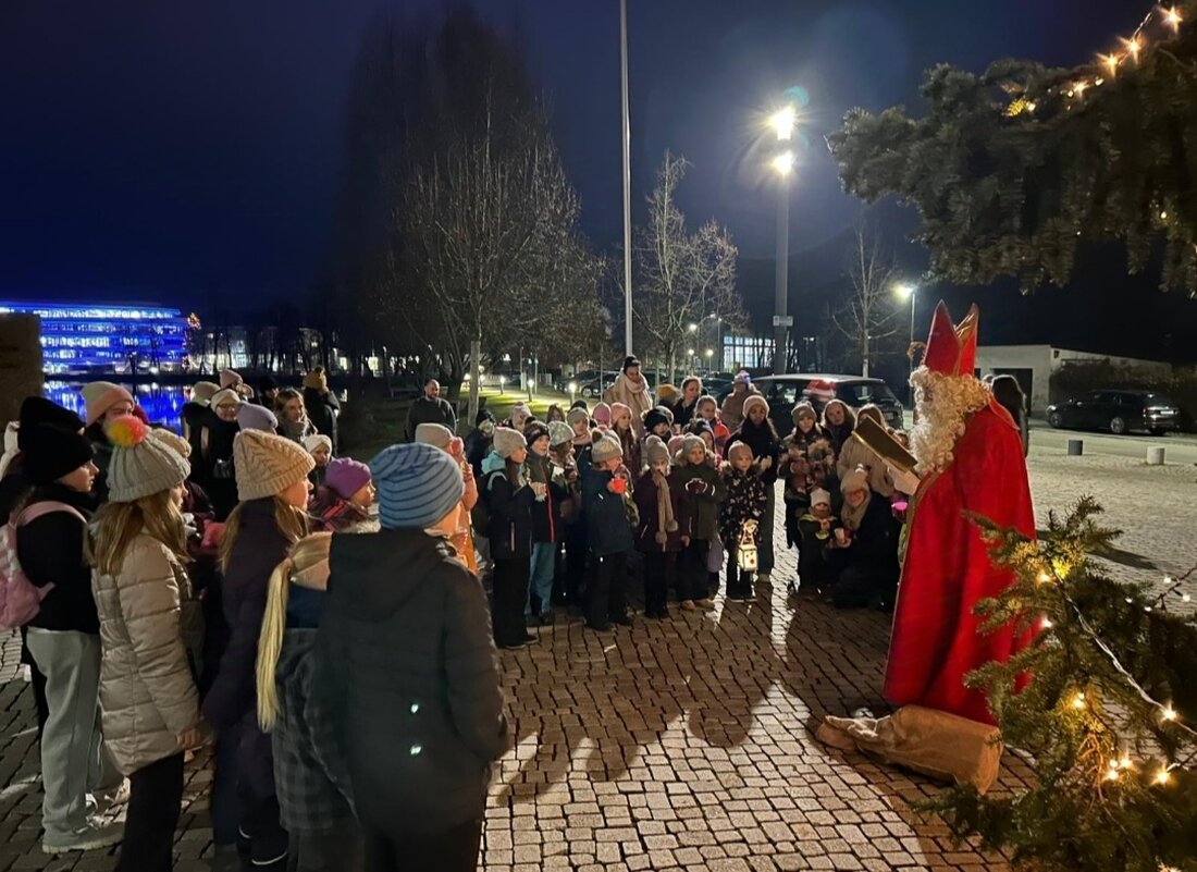 Weiherhammer. Der Nikolaus der TSG Mantel Weiherhammer besuchte kostenlos 70 Familien, mit Spenden unterstützen sie Kinder- und Jugendarbeit.