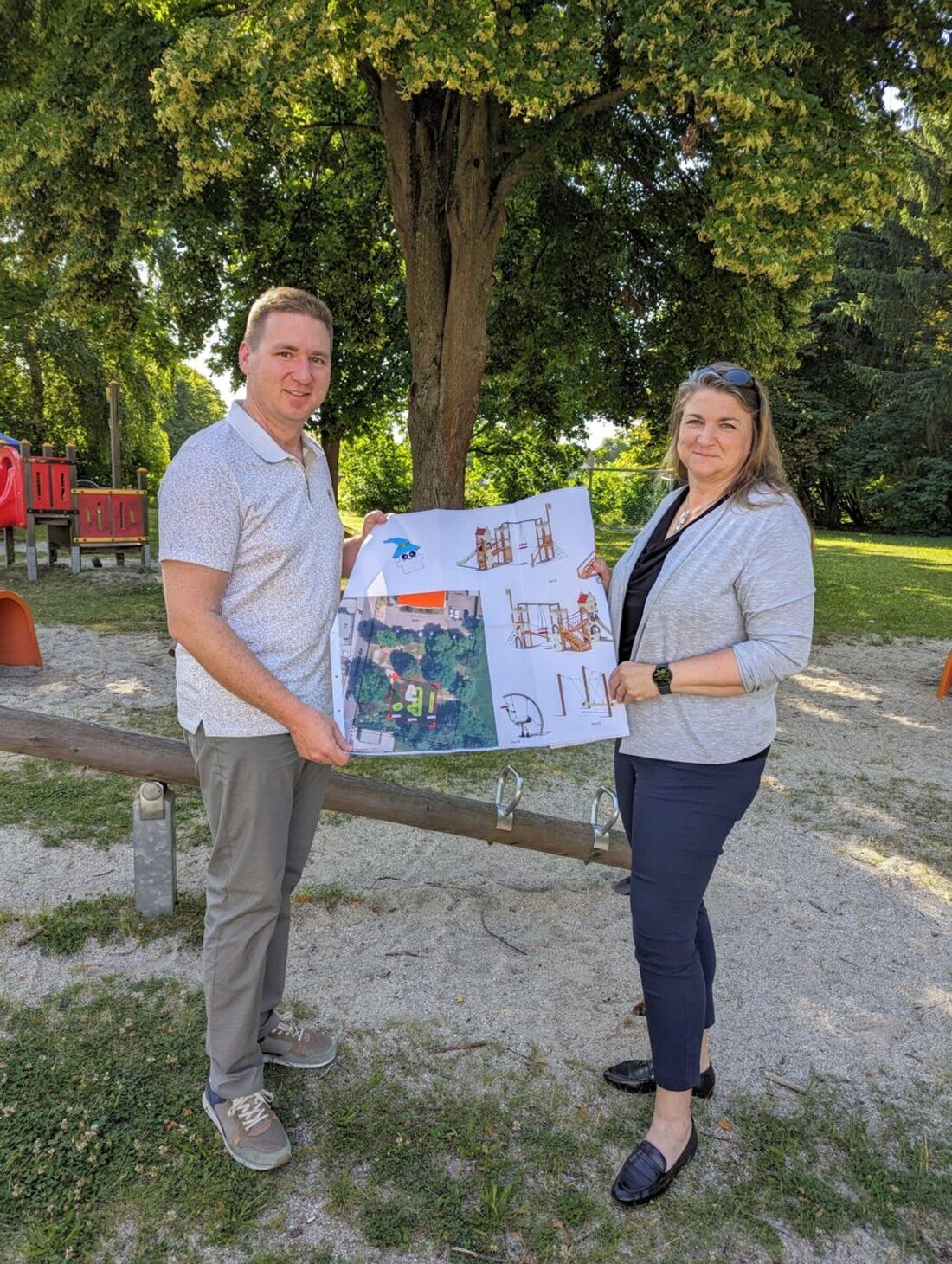 Nittenau. Der Spielplatz beim Rathaus soll noch in diesem Jahr umgestaltet werden. Geplant ist eine zusätzliche Fläche von rund 400 bis 450 Quadratmetern, auf der neue Spielgeräte für Kinder aller Altersgruppen entstehen sollen. Ziel der Maßnahme ist es, das beliebte Areal im Stadtzentrum attraktiver und vielseitiger zu gestalten.