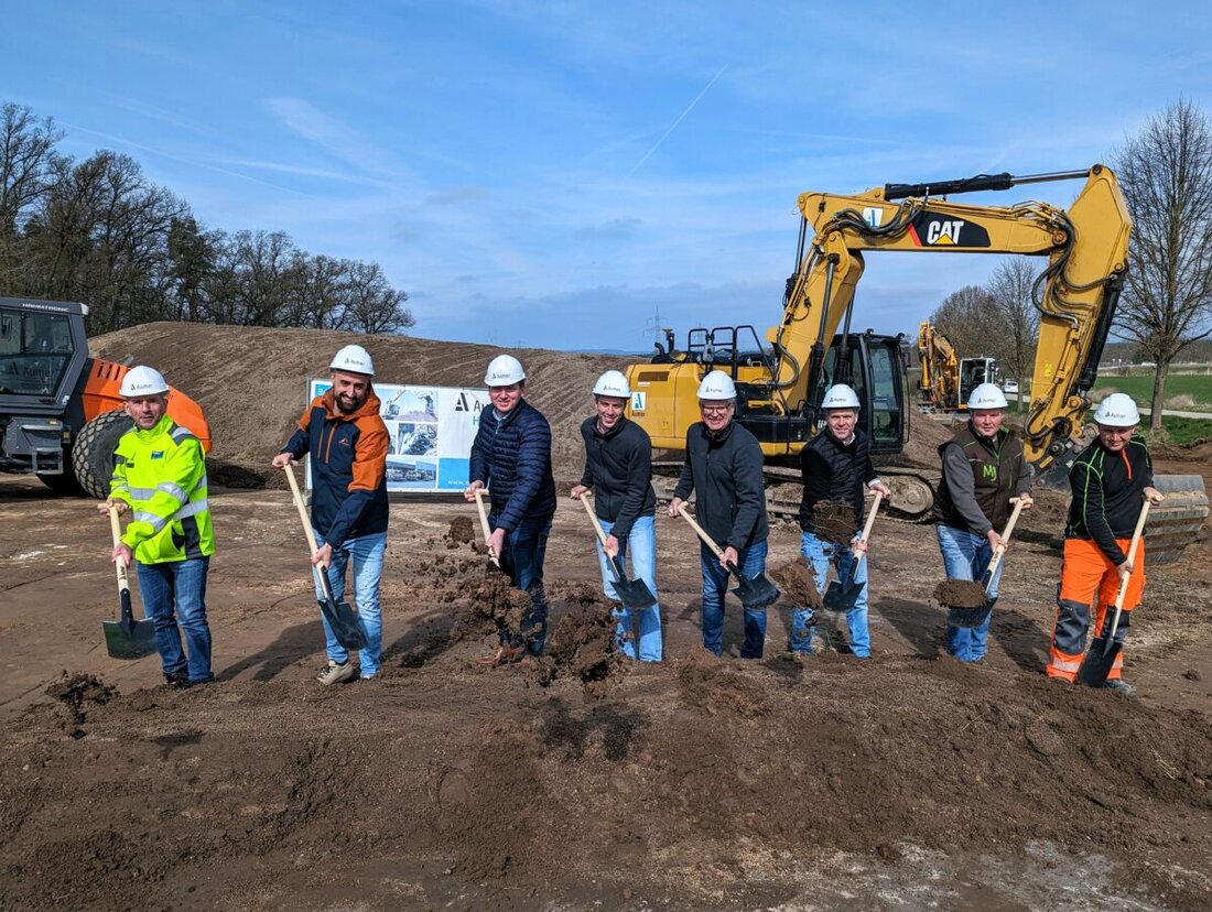 Nittenau. Mit dem feierlichen Spatenstich am Donnerstag am Schwandorfer Weg hat die Stadt Nittenau einen bedeutenden Schritt in der Weiterentwicklung des Ortsteils Fischbach vollzogen. Auf einer Gesamtfläche von 14.660 Quadratmetern entsteht ein neues Gewerbe- und Mischgebiet, das künftig Raum für Unternehmen und Privatpersonen Nutzung bieten soll.