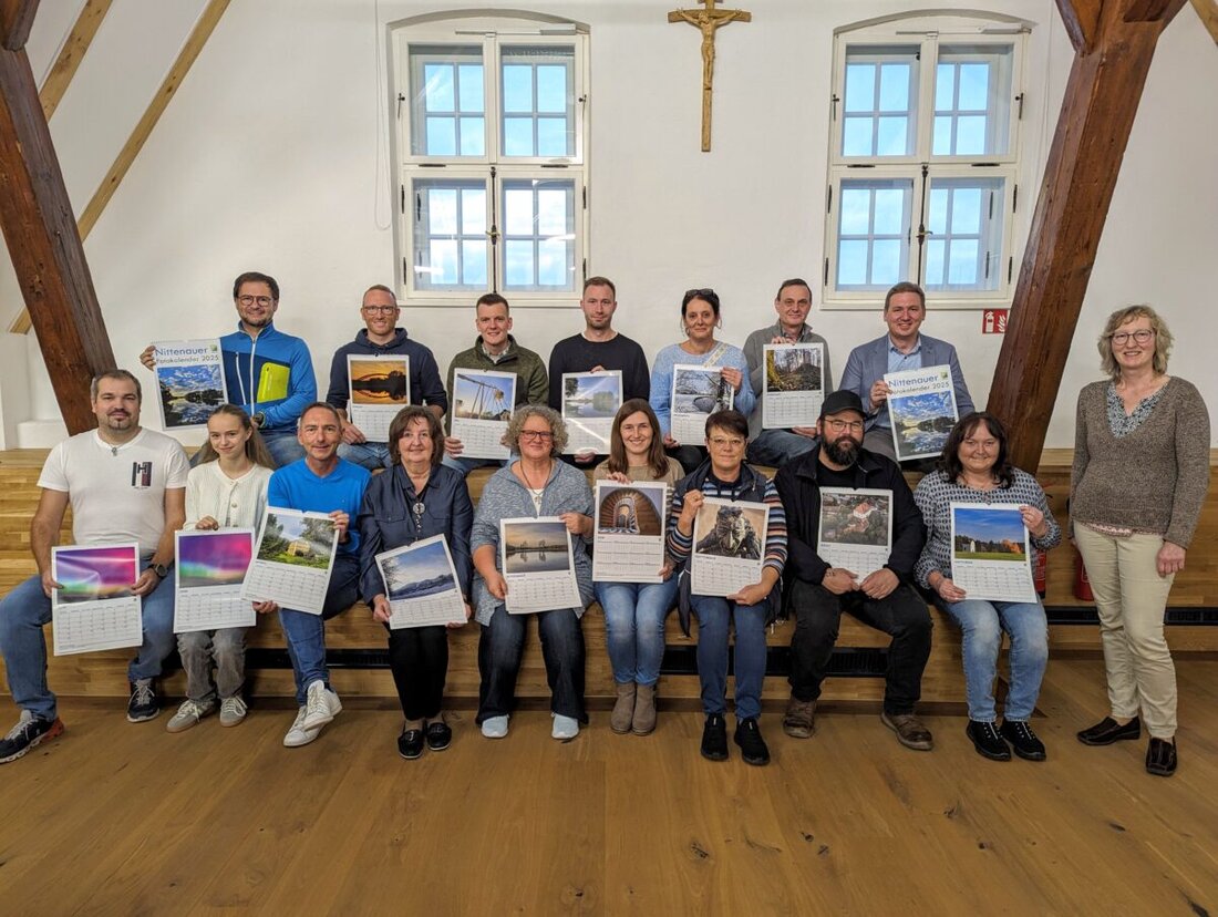 Nittenau. Der Fotokalender 2025 von Nittenau ist jetzt erhältlich, inklusive Bilder von Sehenswürdigkeiten und von neuen Fotografen. Er ist für 4 Euro in der Tourist-Information verfügbar, aber die Stückzahl ist begrenzt.