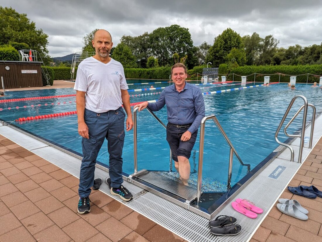 Nittenau. Das Freibad in Nittenau bietet jetzt mehr Komfort und Barrierefreiheit mit einer neuen Einstiegstreppe im Schwimmerbecken. Die Investition von rund 10.000 Euro erfüllt langgehegte Wünsche der Badegäste und macht Schwimmen für alle zugänglich.