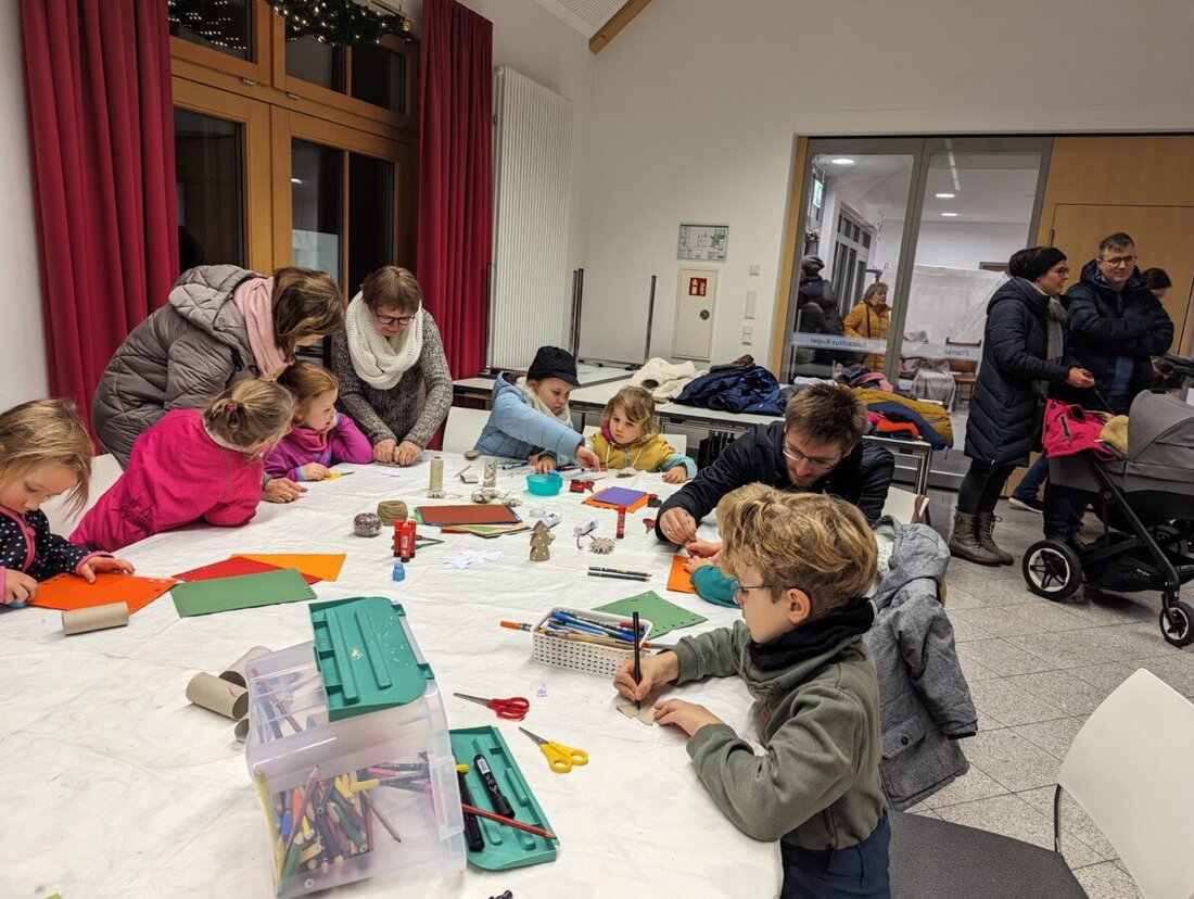 Nittenau. Der Weihnachtsmarkt am Kirchplatz vom 6. bis 8. Dezember bietet mit Rekordbeteiligung ein vielfältiges Programm für alle Altersgruppen. Highlights sind die Eröffnung durch den Bürgermeister, musikalische Darbietungen und eine Spendenaktion für Kinder in Not.