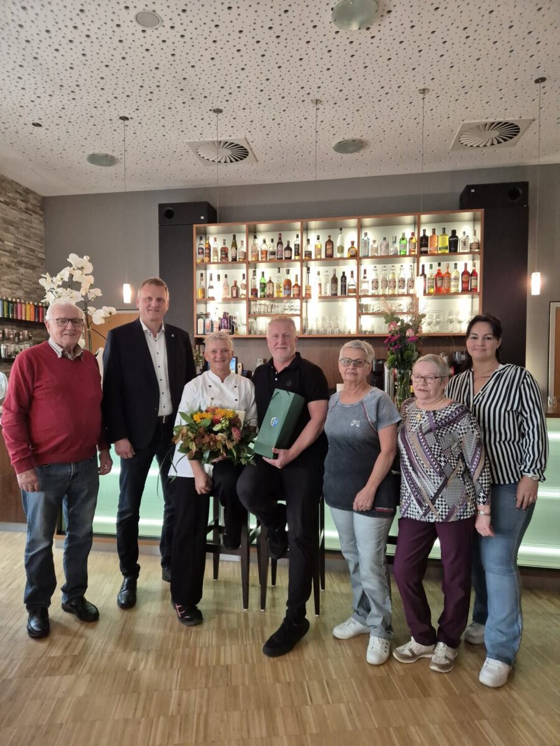 Maxhütte-Haidhof. Das Restaurant Nobless von Joana und Armin Pöppl feiert 20 Jahre Genusskultur in der Stadthalle, mit großem Catering-Service und Glückwünschen von Bürgermeister Rudolf Seidl.