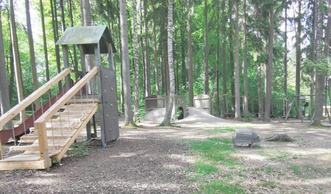 Eslarn. Rund 41.500 Euro investierte Eslarn in neue Spielgeräte und Sicherheitsmaßnahmen für öffentliche Spielplätze. Die Investition umfasste auch nachhaltige Spielgeräte aus Recycling-Kunststoff und einen neuen Mountainbike-Trail.