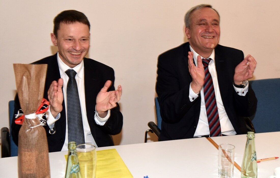 Weiden. Die Weidener SPD hatte zur Nominierungskonferenz ihres Oberbürgermeister-Kandidaten Jens Meyer in die Max-Reger-Halle eingeladen und viele, viele kamen. Im fast voll besetzten Gustav-von-Schlör-Saal begrüßte Stadtverbandsvorsitzende Sabine Zeidler zahlreiche Ehrengäste, [&hellip;]