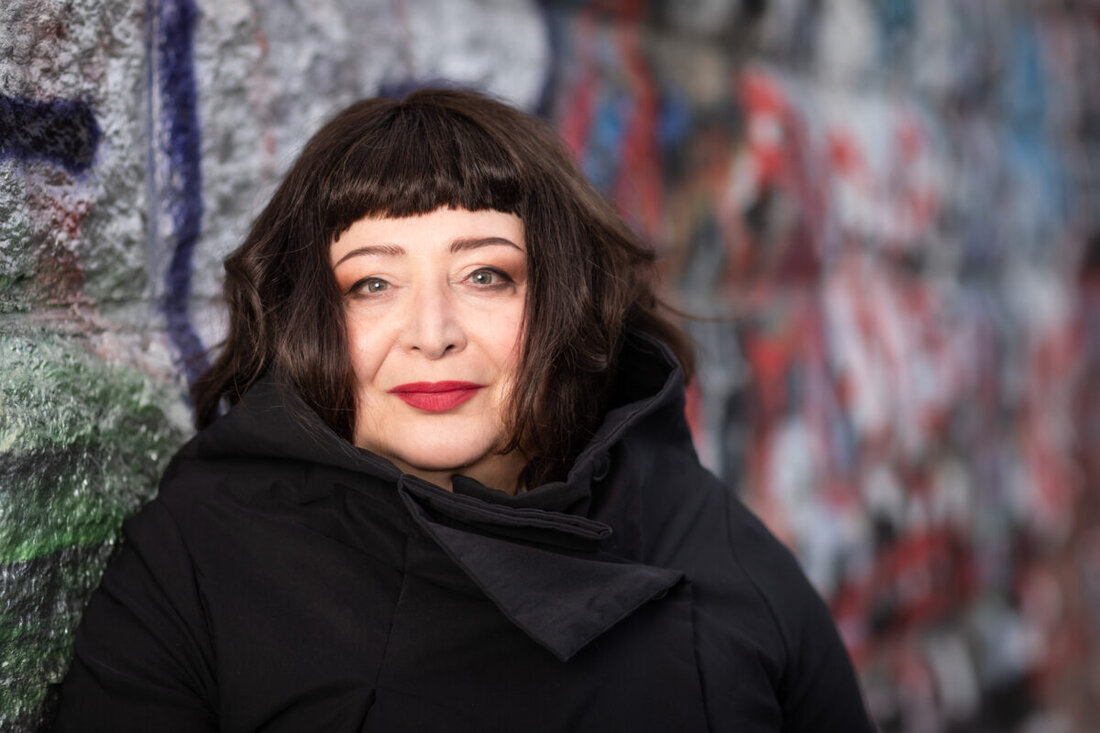  Amberg. Literatur, Musik und der Blick auf die Heimat aus der Ferne: Nora Gomringer startet mit ihrem Late-Night-Format „Tinte & Terz“ in eine neue Saison. Zu Gast sind Bestseller-Autorin Julya Rabinowich und das Gesangstrio „Jodlklub“.