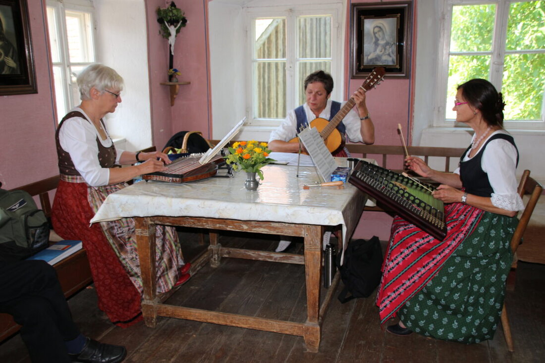 Nabburg. Am 22. März erklingt im Freilandmuseum Oberpfalz der Nordbayerische Zithertag. Von 10 bis 16 Uhr wird musiziert; ab 13 Uhr zeigt der Obst- und Gartenbauverein das Palmbüschelbinden und bietet Büschel zum Verkauf.