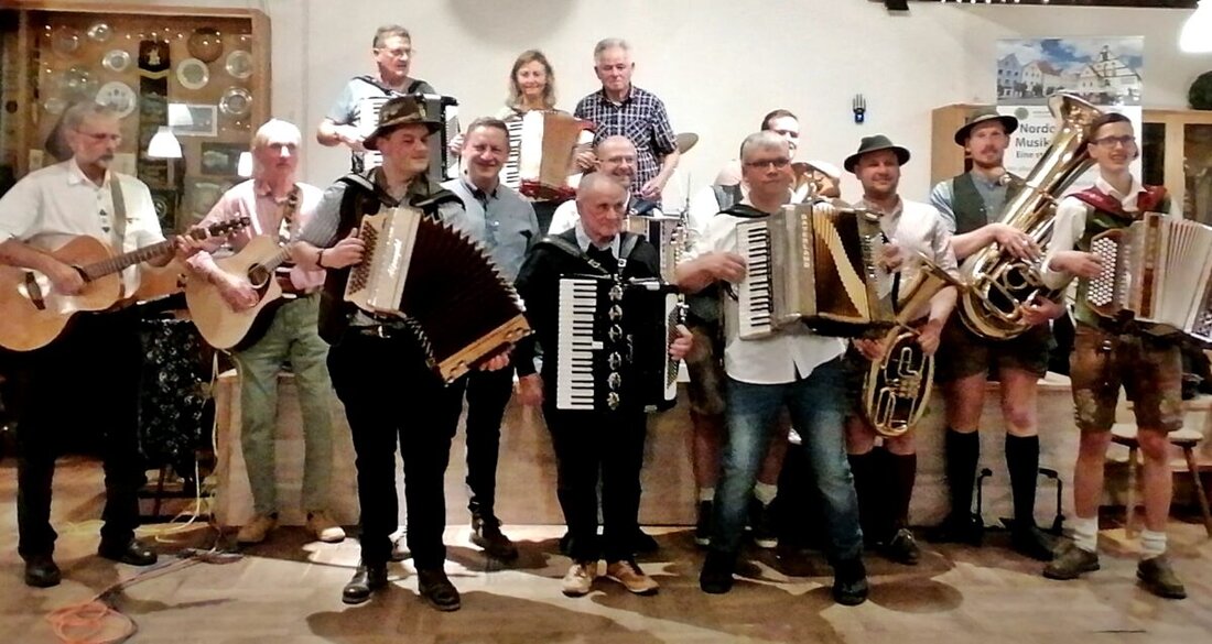 Weiden/Stulln. Wenn Musik Herzen verbindet, dann war das am Samstagabend im Gasthof Bodensteiner in Stulln deutlich zu spüren. Die „Nordoberpfälzer Musikfreunde on Tour“ machten diesmal im südlichen Landkreis Station und sorgten dort für ein musikalisches Feuerwerk voller Stimmung, Können und echter Leidenschaft.
