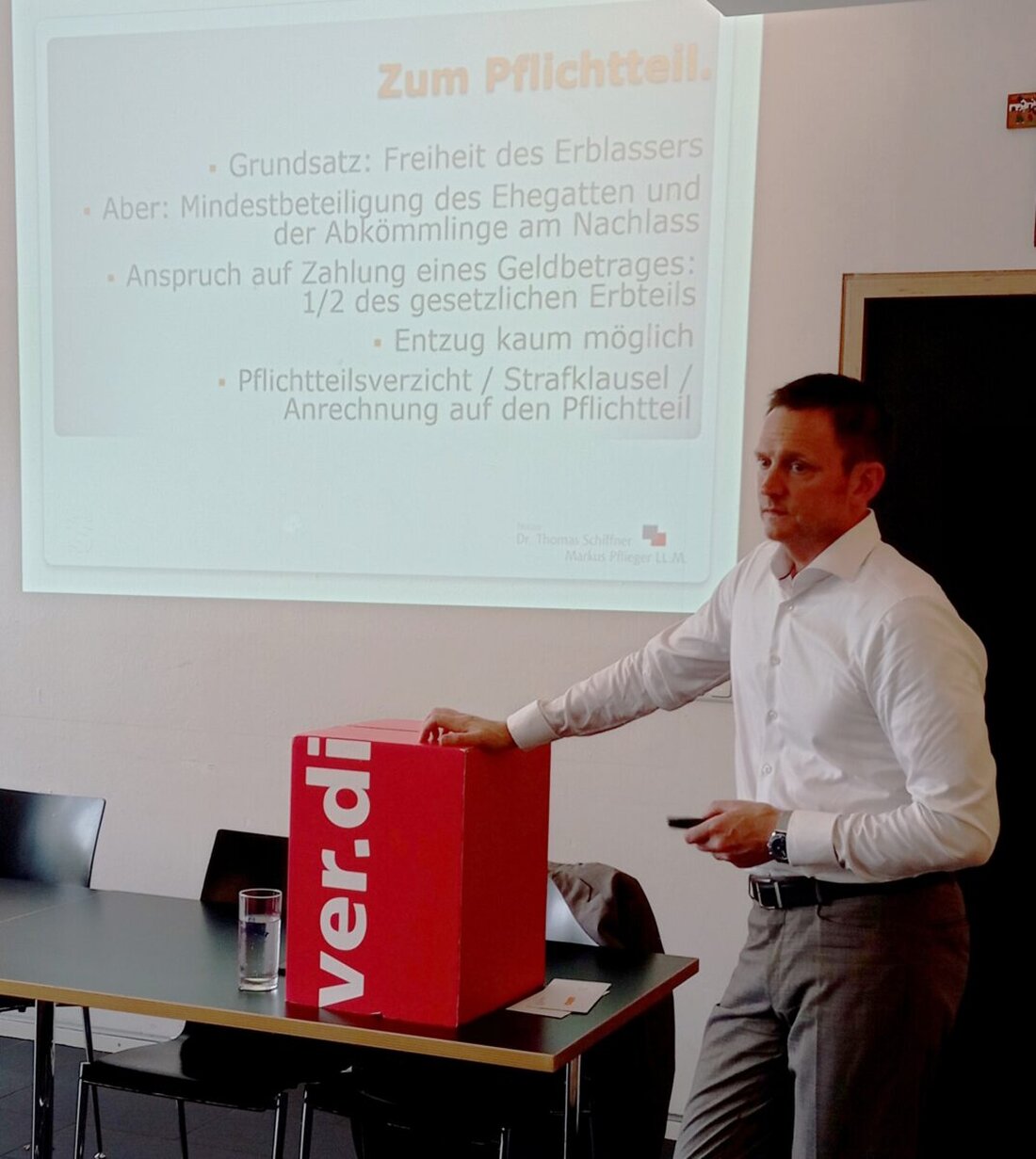 Weiden. Bei der Monatsversammlung der Ver.di-Senioren im Cafe Mitte stand das Erbrecht im Fokus. Notar Dr. Schiffner erklärte gesetzliche Erbfolge, Testament und Pflichtteil und beantwortete Fragen zu Erbschaftsteuer.
