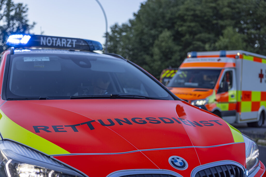 Weiden. Ein 17-jähriger Schüler wurde am Freitagvormittag gegen 8 Uhr auf seinem Schulweg von einem Auto angefahren. Glücklicherweise zog sich der Jugendliche hierbei nur leichte Verletzungen zu.