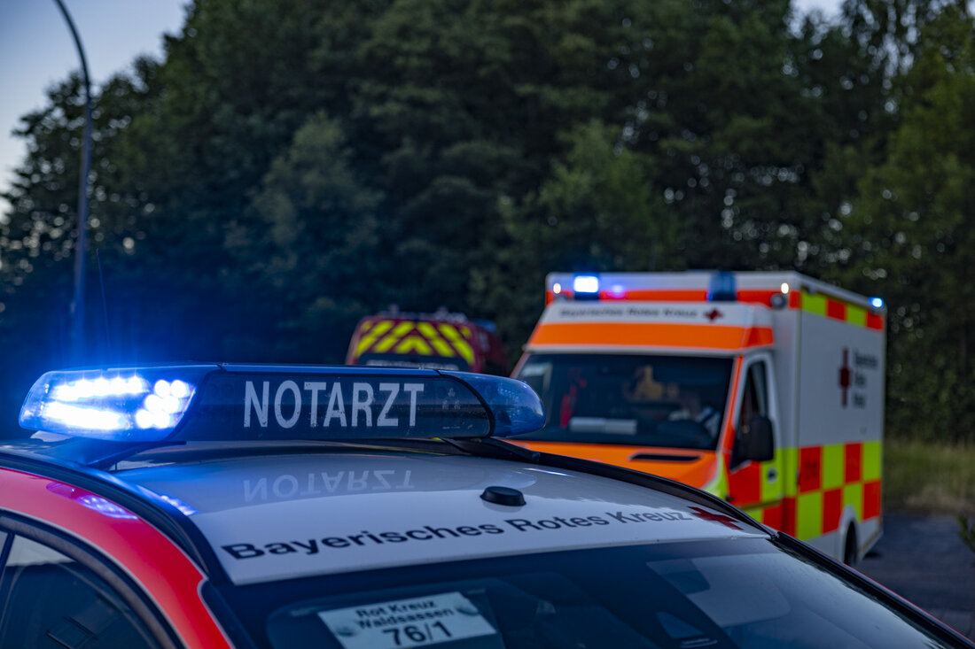 Weiden. In der Leuchtenberger Straße hat sich am Dienstagabend ein tödlicher Verkehrsunfall ereignet. Ein Fahrer (19) erfasst mit seinem Auto einen Fußgänger (86).