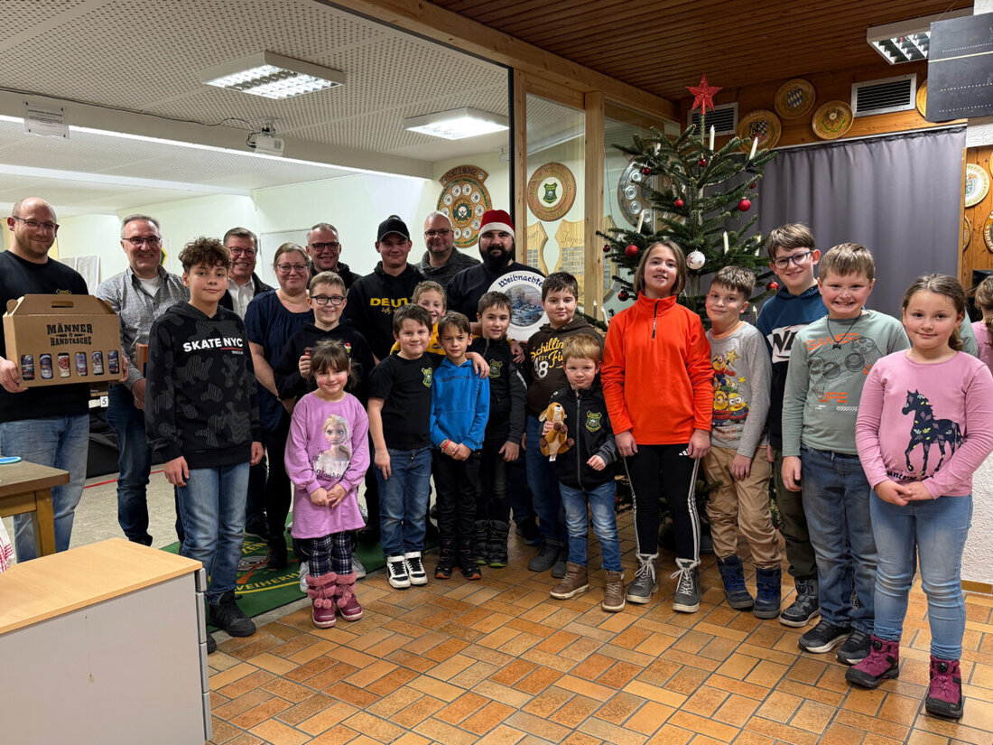 Weiherhammer. Festliche Stimmung und ein volles Schützenheim prägten am 13. Dezember 2025 die Weihnachtsfeier der SSG Weiherhammer. Beim Nussschießen traten 75 Schützinnen und Schützen an, danach sorgten Tombola und Nikolaus für Freude.