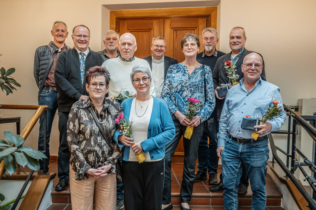 Amberg. OB Michael Cerny verabschiedete elf städtische Mitarbeiterinnen und Mitarbeiter in den Ruhestand. Im Großen Rathaussaal dankte er für langjährigen Einsatz und sprach von einem Abschied mit lachendem und weinendem Auge.