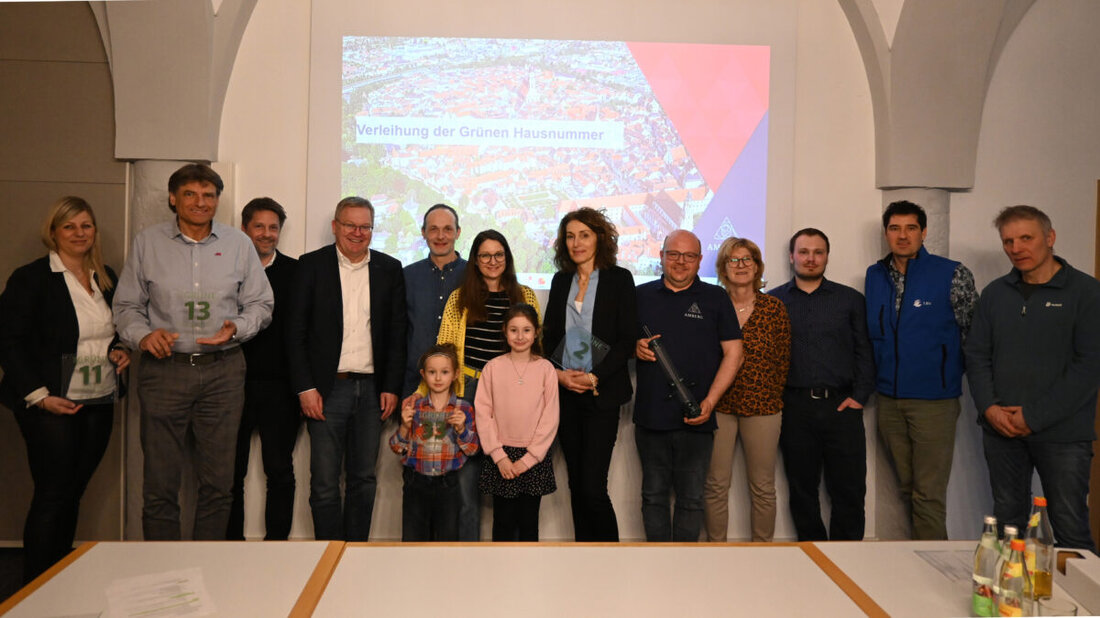 Amberg. Die Stadt verlieh die Grüne Hausnummer 2026 an drei vorbildliche Projekte: eine sanierte Wohnimmobilie und zwei Nichtwohngebäude. OB Michael Cerny ehrte die Preisträger bei einer Feierstunde im Baureferat.