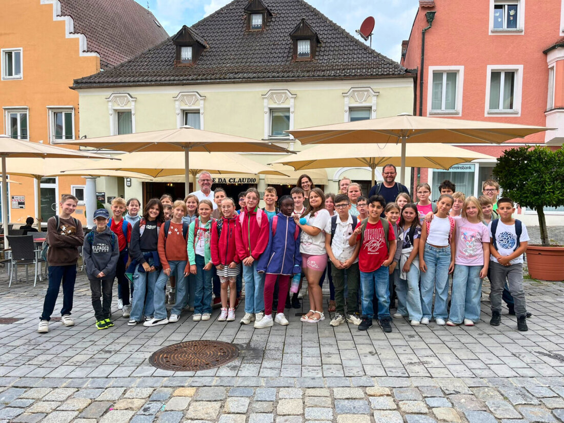 Schwandorf. Oberbürgermeister Andreas Feller lud Schwandorfer Grundschüler zum Eisessen ein, eine Belohnung kurz vor dem Sommerferien. Ein Besuch der Schüler im Rathaus mündete in einer lustigen Eisrunde mit dem OB, inklusive Fragen an ihn.