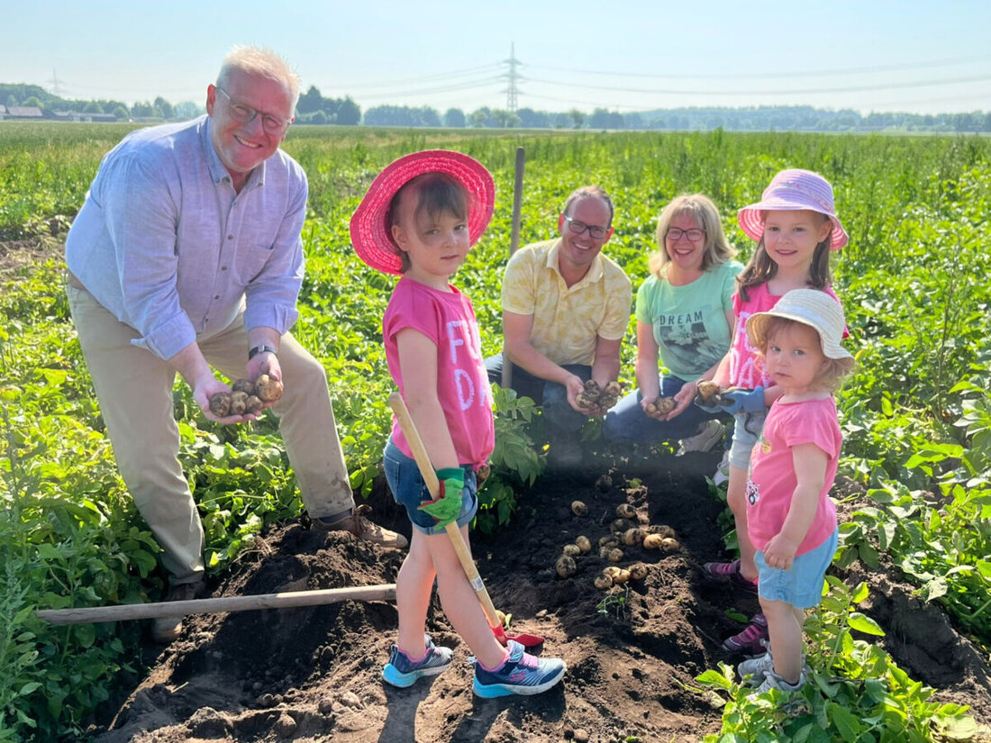 Schwandorf. Oberbürgermeister Andreas Feller half Familie Kiener bei der Frühkartoffelernte in Schwandorf-Richt und unterstrich die Bedeutung lokaler Landwirtschaft. Die Kieners produzieren und vermarkten direkt Speisekartoffeln, Eier, Zwiebeln und Kürbisse.