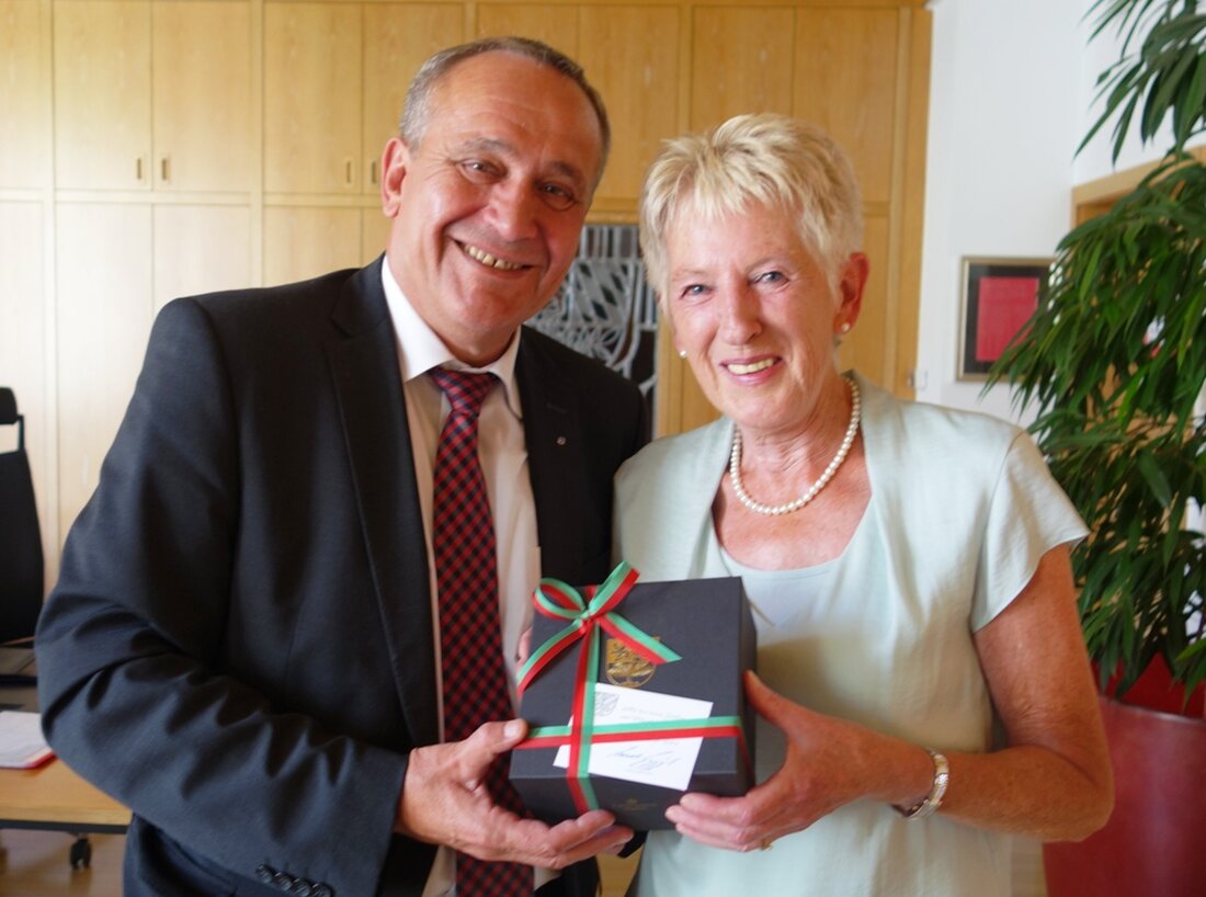 Weiden. Einfach einmal beherzt “Danke” sagen – Zu diesem Anlass empfing Oberbürgermeister Kurt Seggewiß Waltraud Ebneth in seinem Amtszimmer: Sie hatte bei den Sommerserenaden jede Menge Herzen verkauft.  Ihr beherzter und [&hellip;]